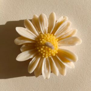 White Daizy Flower Wax Candle